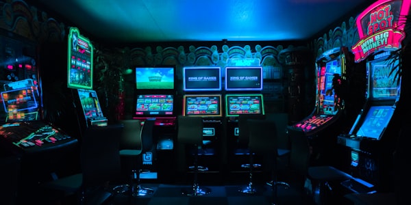 LCK著名中单选手Faker在训练室专注训练的侧脸特写