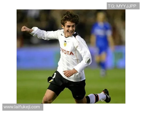 足球初学者如何挑选适合的球星进行学习与模仿技巧提升